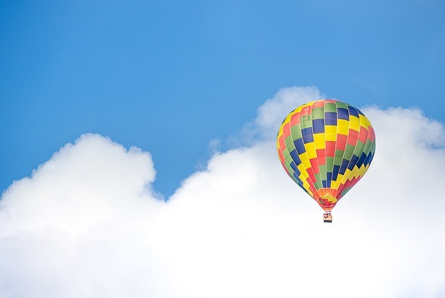 hot-air-balloon-1305605_640.jpg