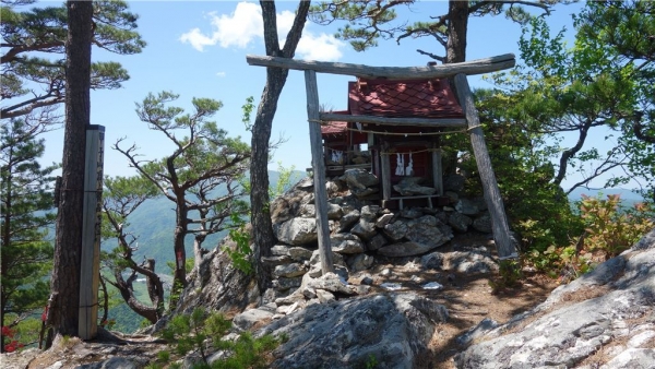 山頂の神社