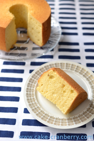 ケーキ写真　レモン・ヨーグルトのシフォンケーキ
