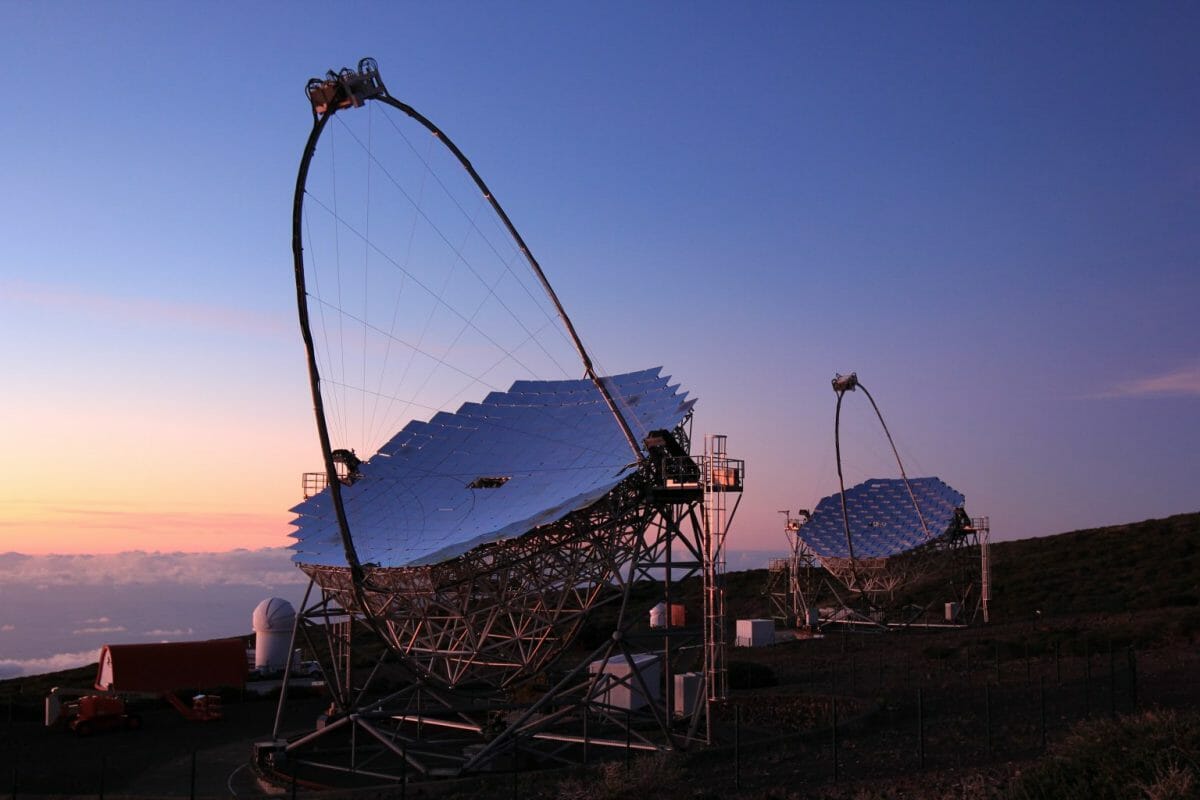MAGICを構成する2基の大気チェレンコフ望遠鏡