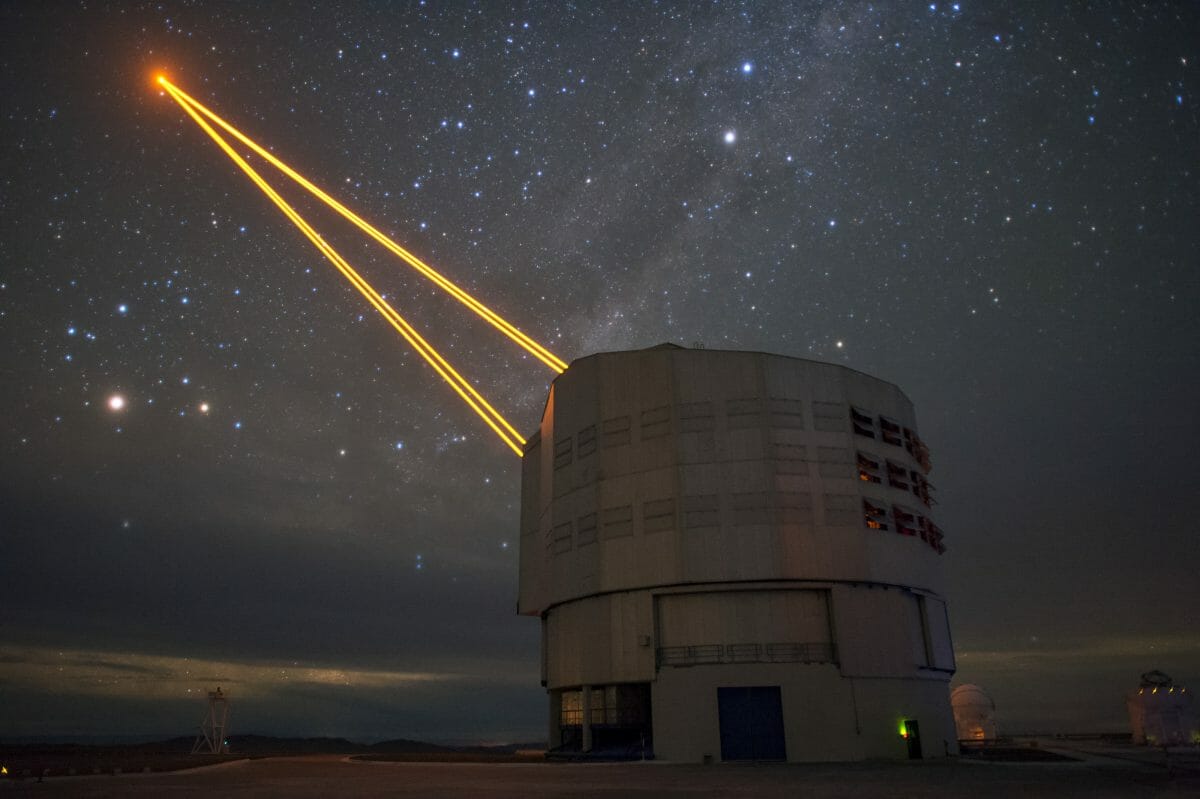 望遠鏡の1基からレーザー光が照射されている様子