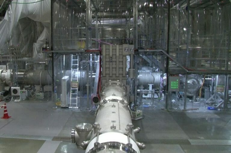 重力波望遠鏡「KAGRA」中央実験室内の様子