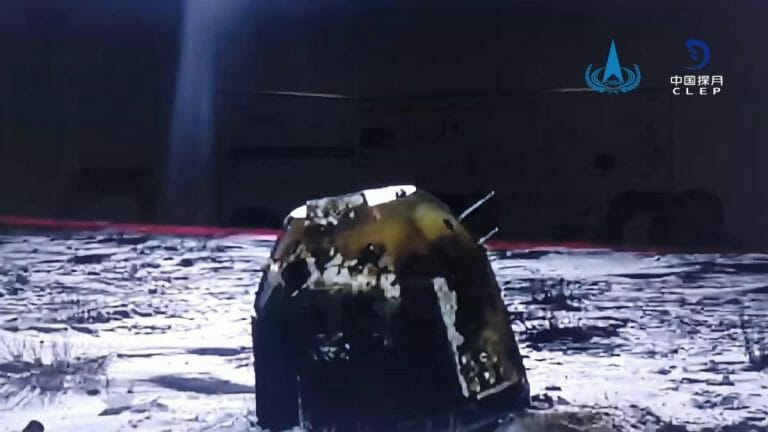 地球へ帰還した嫦娥5号のカプセル