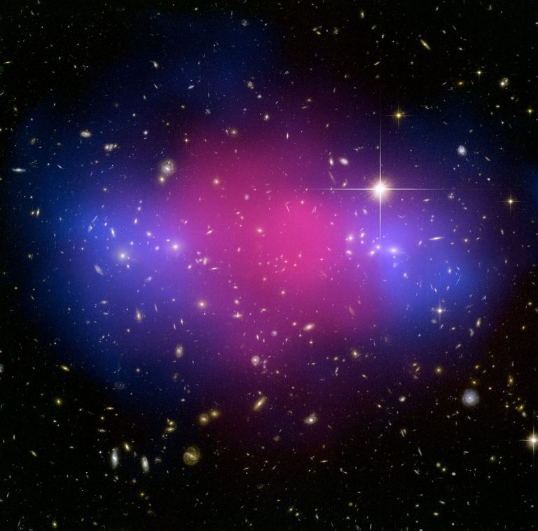 くじら座にある銀河団「MACSJ0025」