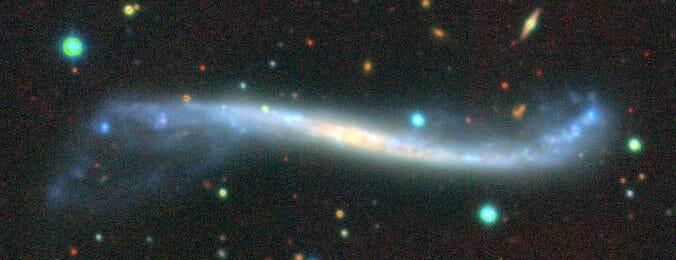 大きく歪んでいる銀河の一例「UGC 3697」