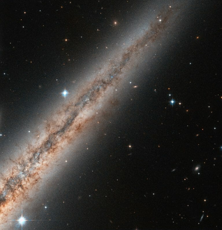 渦巻銀河「NGC 891」のクローズアップ