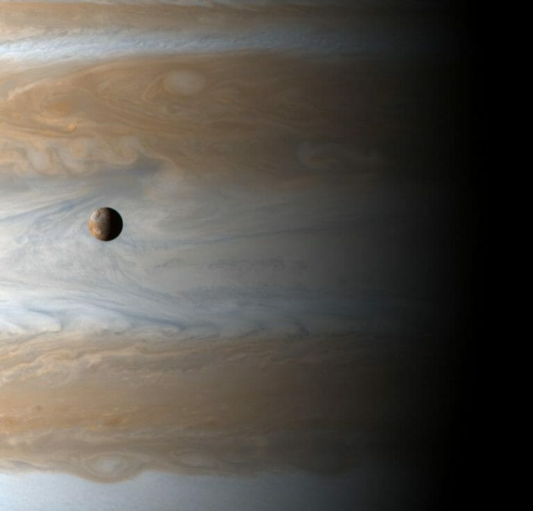 木星スイングバイ時に撮影した衛星イオ（左）と木星