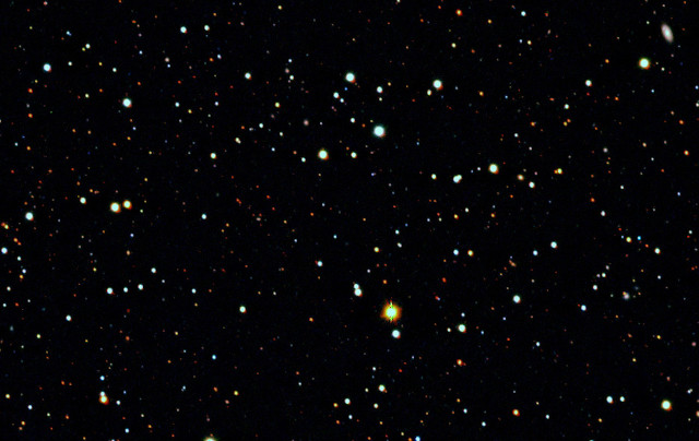 超低輝度矮小銀河「きょしちょう座II」付近