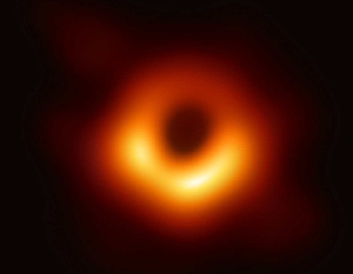 M87の中心にある超大質量ブラックホールのシャドウ