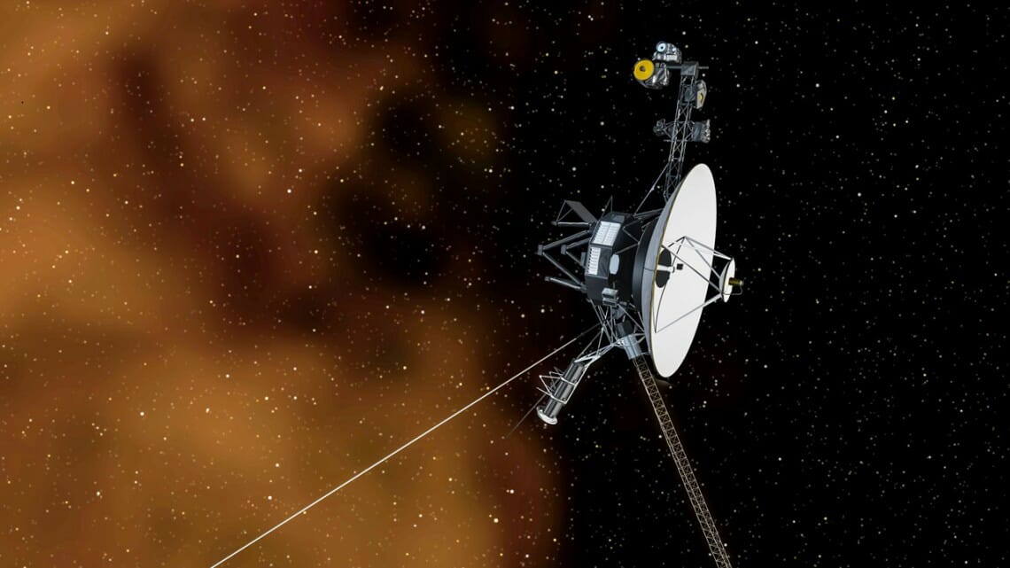 星間空間を航行するボイジャー1号の想像図