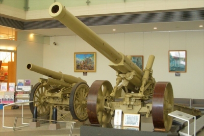 靖國神社 八九式十五糎加農砲（右）、九六式十五糎榴弾砲（左）