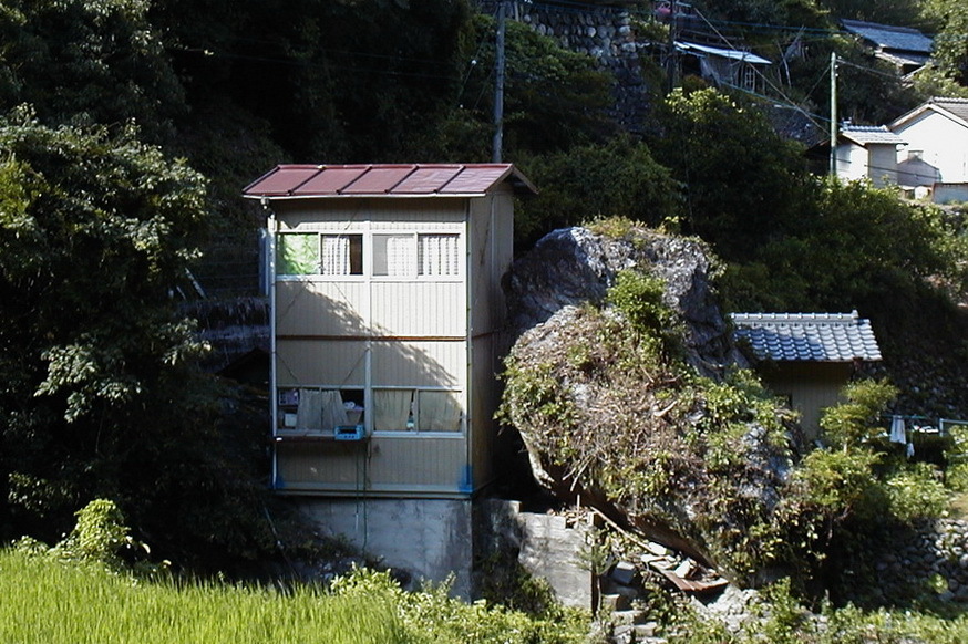 2020-09岩と家