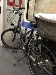 ここはS-Bahn（エスバーン＝近郊電車）内での自転車を置く場所