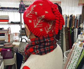 手編みのニット帽とウールのマスク