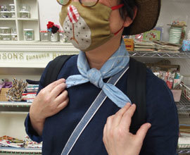 丸衿のワンピースとhiroさんのマスク