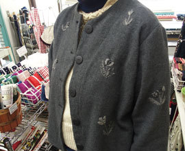 ノッチドカラーコートと刺繍のジャケット