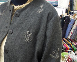 ノッチドカラーコートと刺繍のジャケット
