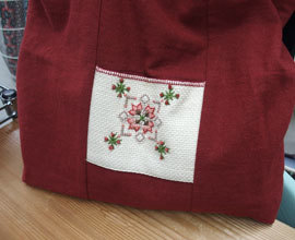 花柄のワンピースと刺繍のバッグ