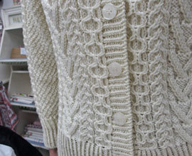 模様編みのカーディガンとティアードスカート