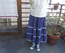 模様編みのカーディガンとティアードスカート