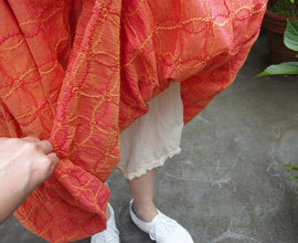 オレンジ色の花刺繍のバルーンスカート