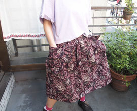 白雪姫のミニバッグと花更紗のスカート