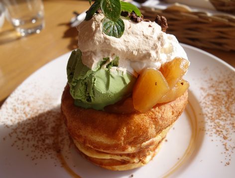 キャラメルりんごとピスタチオアイスクリームパンケーキ