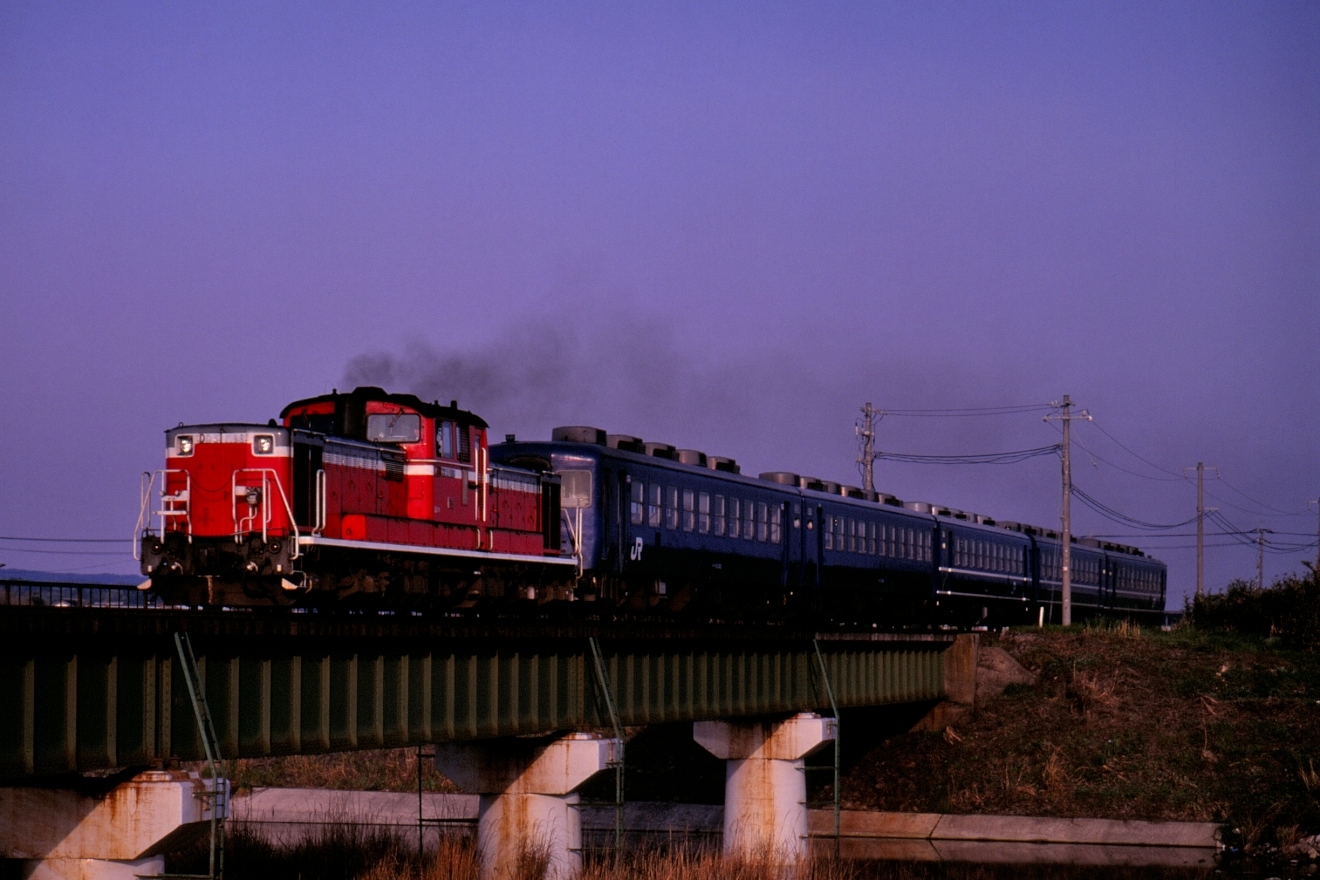 【全て新品未使用品】国鉄山陰本線の夜行普通列車『山陰』：DD51後期暖地形＆客車 鉄道模型 日本割引品