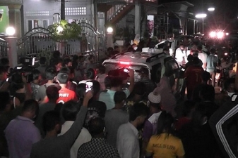 タイ南部スラタニ県で警官に賄賂を求められ怒った住民２００人がパトカーを囲む